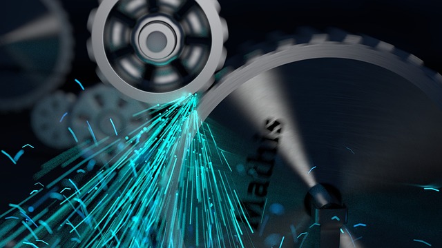 koła zebate w ruchu i sypiący sie snop iskier